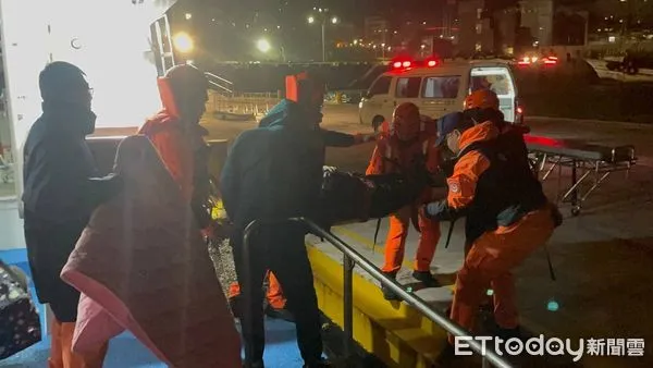 ▲馬祖男子急性腎衰竭,海巡協助送醫。(圖/記者林名揚翻攝,下同)