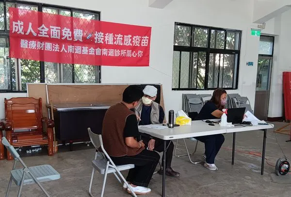 ▲▼國光流感疫苗施打計劃啟動,首場由南迴診所院長徐超斌帶領醫護團隊前往尚武活動中心為民眾施打。(圖/南迴基金會提供)