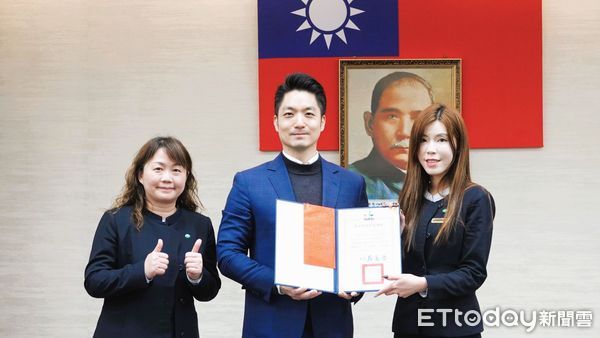 ▲▼北市府治安會報表揚15名攔阻詐騙有功的行員、店員。(圖/記者邱中岳翻攝)