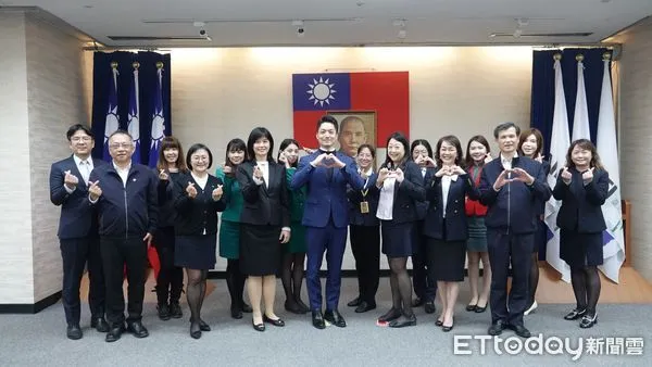 ▲▼北市府治安會報表揚15名攔阻詐騙有功的行員、店員。(圖/記者邱中岳翻攝)