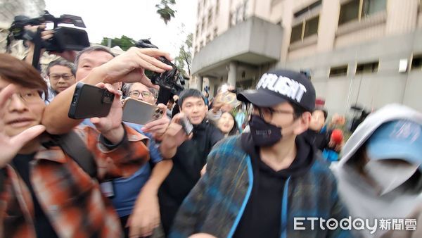 ▲▼ 王大陸涉砸百萬閃兵,繳出15萬交保金後離開地檢署。(圖/記者黃彥傑攝,下同)