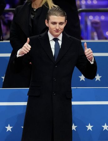 巴倫因帥氣外型和205公分的身高,備受關注。(翻攝X@MELANIAJTRUMP)