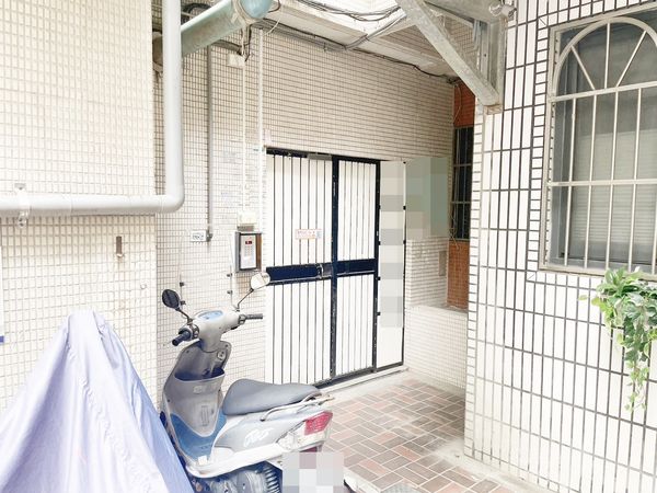 ▲桃園市王姓男子與鄭姓鄰居不睦,去年3月間持菜刀鄭猛砍,鄭負傷後逃逸報警,圖為犯案現場。(資料照/熱心人士提供)