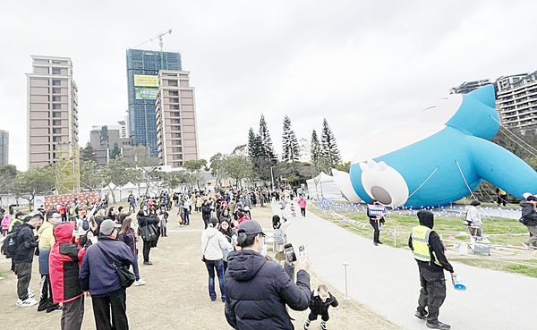 ▲因瞬間陣風導致桃園燈會卡比獸、進擊的巨人與皮卡丘停展,今天下午陸續充氣恢復展出,圖為卡比獸。(圖/市府新聞處提供)