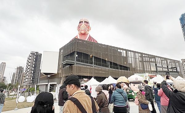 ▲因瞬間陣風導致桃園燈會卡比獸、進擊的巨人與皮卡丘停展,今天下午陸續充氣恢復展出,圖為進擊的巨人。(圖/市府新聞處提供)