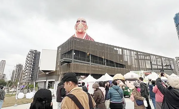 ▲因瞬間陣風導致桃園燈會卡比獸、進擊的巨人與皮卡丘停展,今天下午陸續充氣恢復展出,圖為進擊的巨人。(圖/市府新聞處提供)
