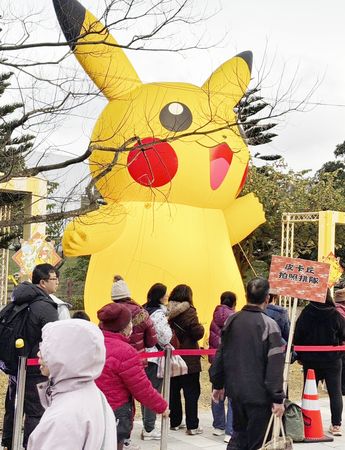 ▲因瞬間陣風導致桃園燈會卡比獸、進擊的巨人與皮卡丘停展,今天下午陸續充氣恢復展出,圖為皮卡丘。(圖/市府新聞處提供)