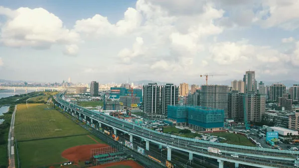 江翠重劃區具有水岸綠帶生活,近年成為雙北購屋熱點,新建案3案就有1案出自立信機構。(圖/CTWANT資料室)