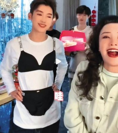 之前張蘭(右)直播模仿大S去祭拜小S公公許慶祥,還拿出胸罩嘲諷走光;她跟兒子汪小菲常被罵拿大S炒流量。(翻攝自張蘭微博)