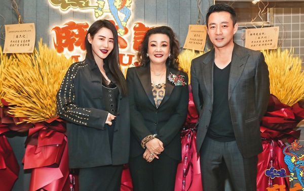 5年前,汪小菲(右)與媽媽張蘭(中)在北京開新餐廳「麻六記」,日前傳出要來台展店,如今宣告破局。左為北京網紅左岸瀟。(翻攝自左岸瀟微博)