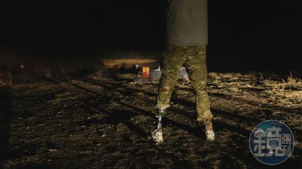 代號「大黃蜂」的施梅,是烏克蘭國防部情報總局(GUR)的特工,正進行夜間射擊訓練。他從2014年開始擔任志願軍,曾是海軍陸戰隊員,2022年在一次偵查任務中因地雷失去一條腿。復健後,他重返GUR的現役崗位。