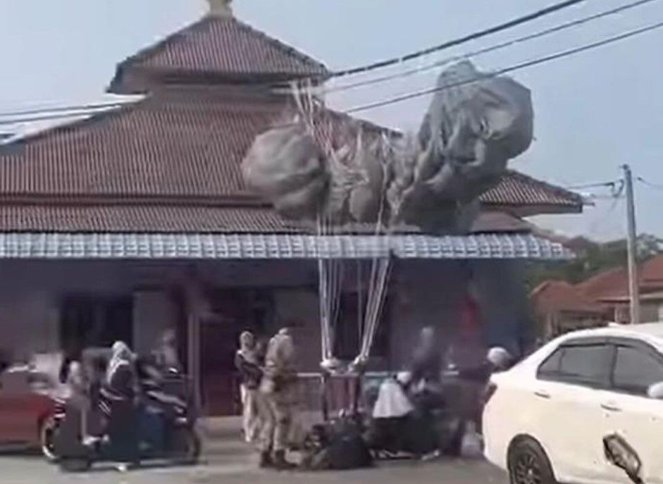 ▲▼大馬一名傘兵在訓練中突遇強風,意外撞上機車受傷。(圖/翻攝自Facebook)