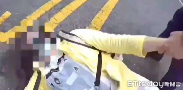 ▲▼女子不願配合盤查身分,先躺馬路又扯密錄器,再朝警員肘擊、吐口水,最後還要求敷面膜。(圖/記者邱中岳翻攝)