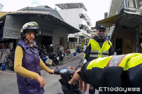 ▲局內埔分局內埔派出所巡佐陳文章、毛坤政找回邱姓的機車 。(圖/記者陳崑福翻攝)