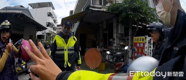 ▲局內埔分局內埔派出所巡佐陳文章、毛坤政找回邱姓的機車 。(圖/記者陳崑福翻攝)