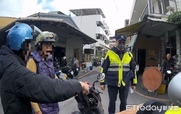 ▲局內埔分局內埔派出所巡佐陳文章、毛坤政找回邱姓的機車 。(圖/記者陳崑福翻攝)