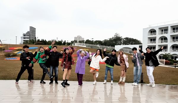 ▲白冰冰(右)帶著子弟兵出遊。(圖/長興影視提供)