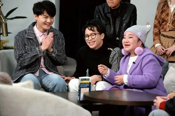 ▲白冰冰(右)帶著子弟兵出遊。(圖/長興影視提供)