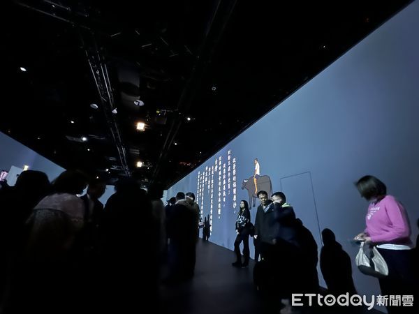 ▲▼世界紀錄最巨幅當代水墨畫《臺灣風物圖》全長320公尺、高1.8公尺,如今透過數位轉譯打造為「全沈浸投影展覽」,在台北101双融域展出。(圖/記者林育綾攝)