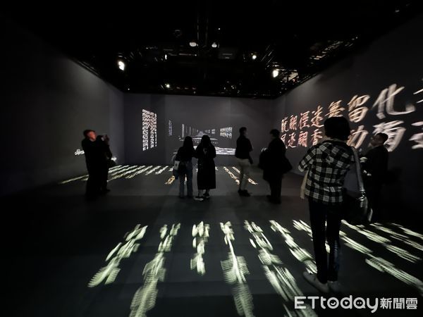 ▲▼世界紀錄最巨幅當代水墨畫《臺灣風物圖》全長320公尺、高1.8公尺,如今透過數位轉譯打造為「全沈浸投影展覽」,在台北101双融域展出。(圖/記者林育綾攝)