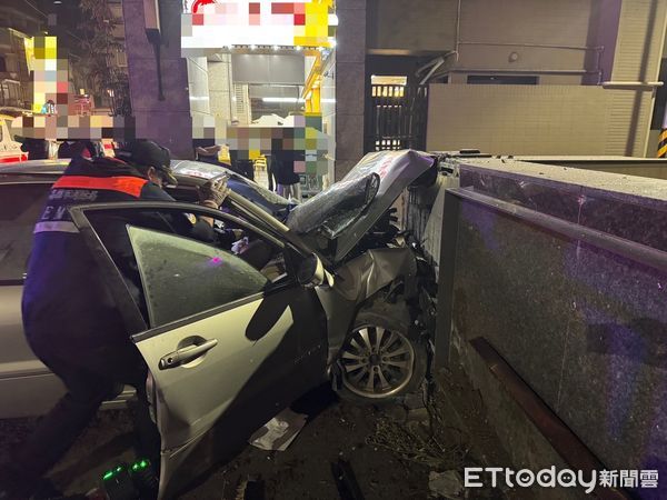 ▲▼高雄自小客車自撞大樓圍牆。(圖/記者吳世龍翻攝)