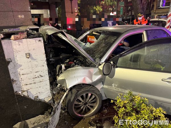 ▲▼高雄自小客車自撞大樓圍牆。(圖/記者吳世龍翻攝)