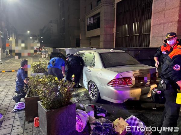 ▲▼高雄自小客車自撞大樓圍牆。(圖/記者吳世龍翻攝)