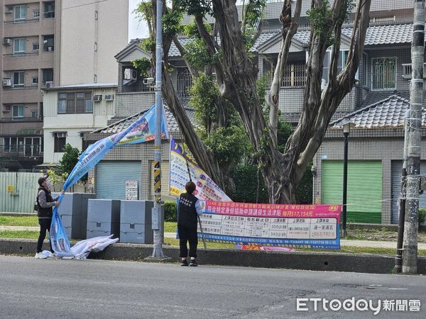 ▲屏縣環保局即日起會同各公所取締違規張貼或懸繫掛廣告物 。(圖/環保局提供)