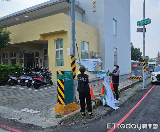 ▲屏縣環保局即日起會同各公所取締違規張貼或懸繫掛廣告物 。(圖/環保局提供)