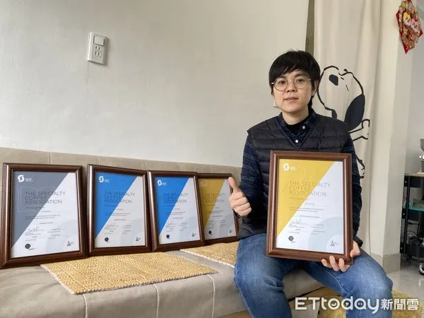 ▲林姿君從原本的技能所需,轉變成對於咖啡的熱愛,除持續報名相關產投咖啡課程,還自費近20萬考取5張SCA國際咖啡師證照,還成立咖啡工作室,開啟充實的斜槓人生。(圖/記者林東良翻攝,下同)