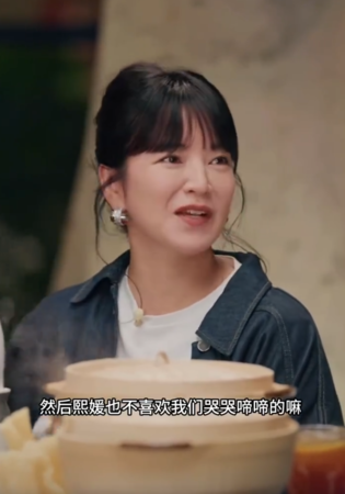 ▲阿雅露面提大S哭了。(圖/翻攝自微博)