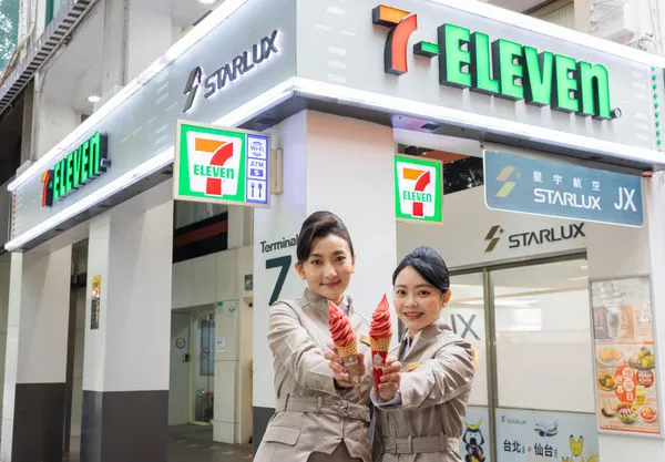 ▲▼「7-ELEVEN X COLD STONE複合店」合作星宇航空,推出2款奢華冰品「紅絲絨甜心派冰淇淋」、「紅絲絨可可莓果酷聖霜霜淇淋」。(圖/業者提供)