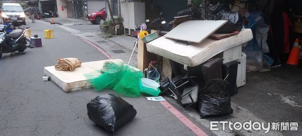 ▲▼ 女騎士載著女兒回家,遭路邊堆放的廢棄床墊擊落。(圖/記者陸運陞翻攝,下同)