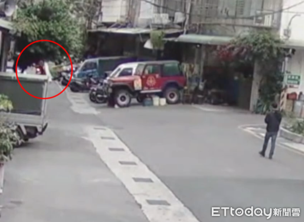 ▲▼ 女騎士載著女兒回家,遭路邊堆放的廢棄床墊擊落。(圖/記者陸運陞翻攝,下同)