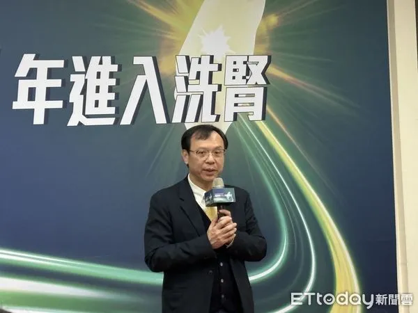 ▲▼健保署將於3月1日起擴大SGLT2抑制劑健保給付,由左至右為台灣腎臟醫學會監事邱怡文、健保署署長石崇良、中華民國心臟學秘書長謝宜璋。(圖/記者洪巧藍攝)