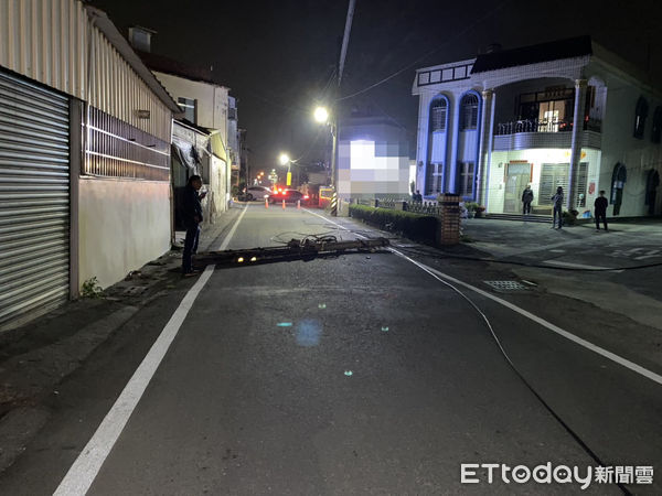 ▲萬丹鄉下蚶路電線桿遭貨車勾倒,警方即時移置處理 。(圖/民眾提供)