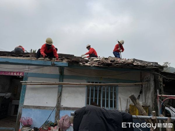 ▲台南市長黃偉哲20日親赴案場關懷受災戶,並慰勞感謝參與修繕的台南市勞工局做工行善團志工團隊。(圖/記者林東良翻攝,下同)