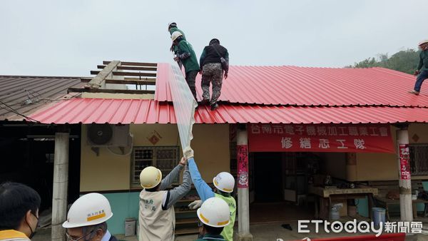▲台南市長黃偉哲20日親赴案場關懷受災戶,並慰勞感謝參與修繕的台南市勞工局做工行善團志工團隊。(圖/記者林東良翻攝,下同)