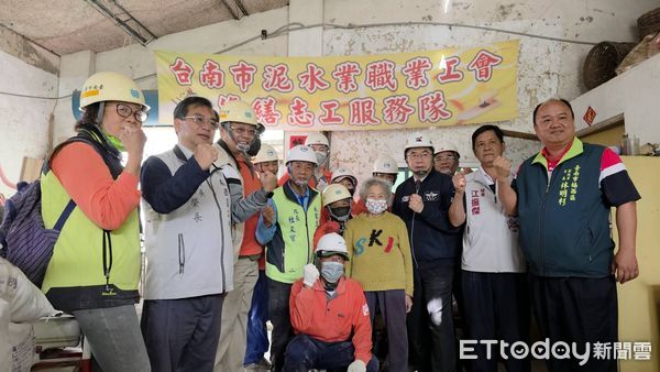 ▲台南市長黃偉哲20日親赴案場關懷受災戶,並慰勞感謝參與修繕的台南市勞工局做工行善團志工團隊。(圖/記者林東良翻攝,下同)