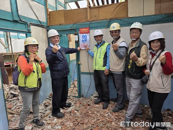 ▲台南市長黃偉哲20日親赴案場關懷受災戶,並慰勞感謝參與修繕的台南市勞工局做工行善團志工團隊。(圖/記者林東良翻攝,下同)