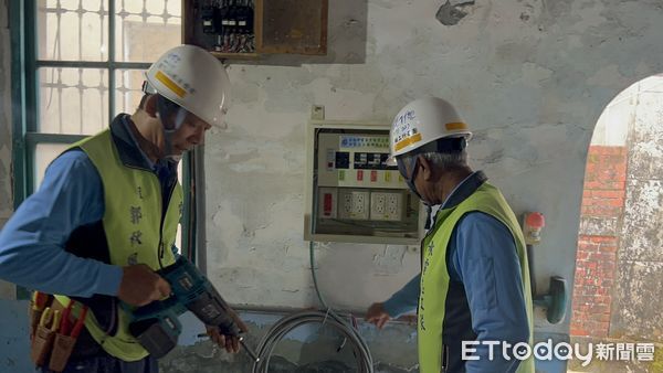 ▲台南市長黃偉哲20日親赴案場關懷受災戶,並慰勞感謝參與修繕的台南市勞工局做工行善團志工團隊。(圖/記者林東良翻攝,下同)