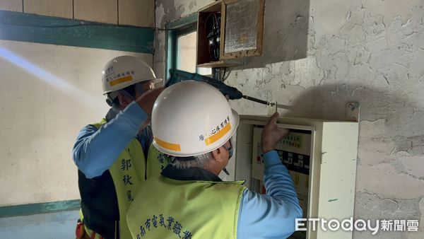 ▲台南市長黃偉哲20日親赴案場關懷受災戶,並慰勞感謝參與修繕的台南市勞工局做工行善團志工團隊。(圖/記者林東良翻攝,下同)