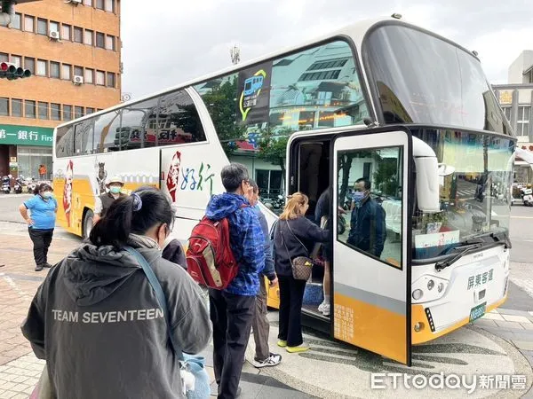 ▲228連假返鄉或出遊搭乘大眾運輸工具享多項乘車優惠。(圖/屏東客運公司提供)