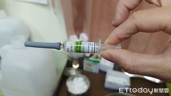 ▲▼疾管署也增購10萬劑流感疫苗,金門僅配240劑,民眾一早排隊打疫苗撲空,引發民怨。打疫苗。流感疫苗(圖/記者林名揚翻攝)