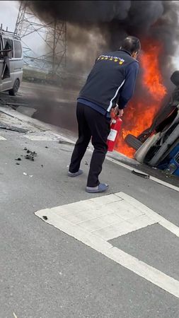 ▲▼宜蘭三星鄉尚健三路二段與尚貴路一段路口,兩車相撞並發火燒車事故。(圖/擷取自《宜蘭知識+》,下同)