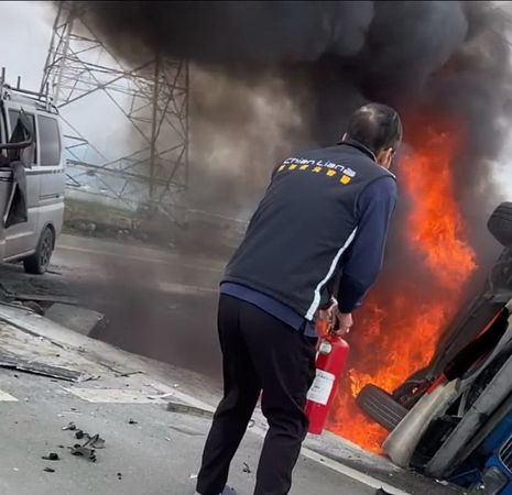 ▲▼宜蘭三星鄉尚健三路二段與尚貴路一段路口,兩車相撞並發火燒車事故。(圖/擷取自《宜蘭知識+》,下同)