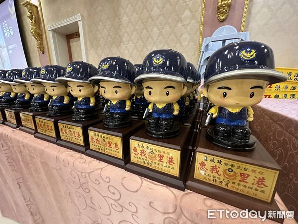 ▲屏東縣警察之友會里港辦事處新主任林秀菊與卸任主任侯明賢完成交接儀式 。(圖/記者陳崑福翻攝)