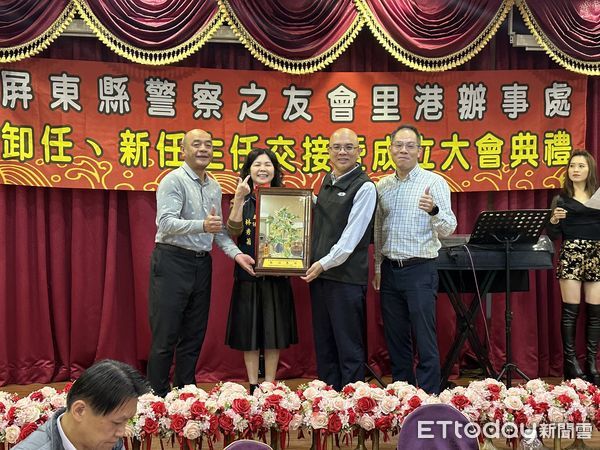 ▲屏東縣警察之友會里港辦事處新主任林秀菊與卸任主任侯明賢完成交接儀式 。(圖/記者陳崑福翻攝)