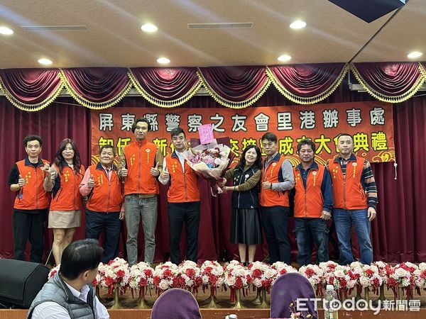 ▲屏東縣警察之友會里港辦事處新主任林秀菊與卸任主任侯明賢完成交接儀式 。(圖/記者陳崑福翻攝)