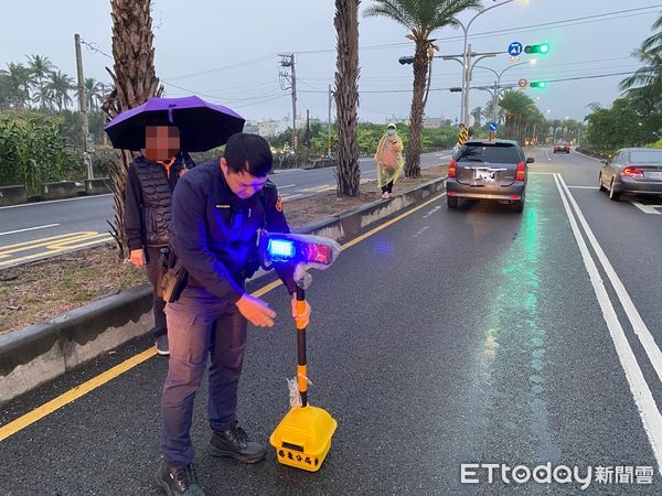 ▲屏東警分局海豐派出所警員况旻軒及黃姿筠協助溫男排除故障車 。(圖/記者陳崑福翻攝)